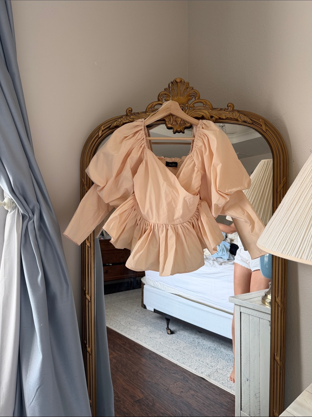 Anna Grace size medium, peach puff sleeve blouse